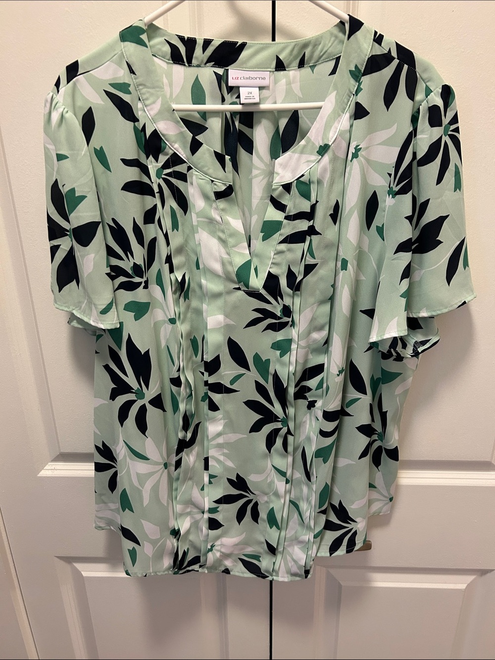 Liz Claiborne Mint Green Floral V-Neck Blouse